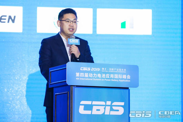 蜂巢能源科技有限公司總經(jīng)理楊紅新主持會(huì )議