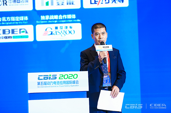 動(dòng)力電池應用分會(huì )專(zhuān)家委員會(huì )副主任委員劉斐主持“先進(jìn)材料及新技術(shù)應用”主題論壇