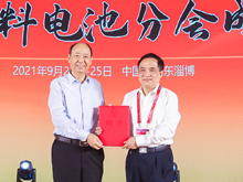 中國電池工業(yè)協(xié)會(huì )劉寶生理事長(cháng)為分會(huì )專(zhuān)家代表頒發(fā)聘書(shū)