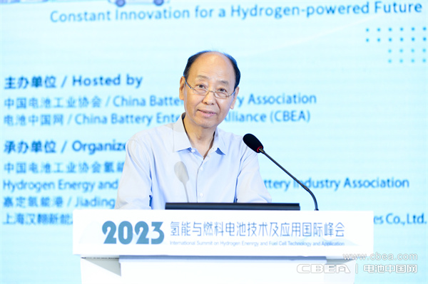 中國電池工業(yè)協(xié)會(huì )理事長(cháng)劉寶生發(fā)表致辭